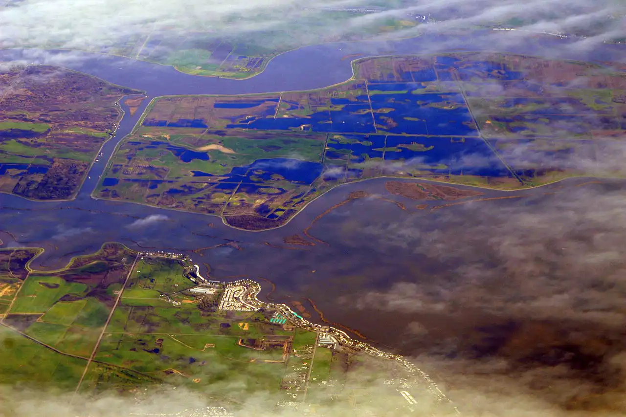 1280px-Sacramento_Delta_at_flood_stage,_2009.jpg